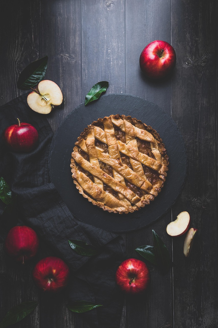 genießen sie unseren klassischen apfelkuchen – frisch gebacken mit knackigen äpfeln und einer knusprigen kruste. perfekt für jeden anlass!